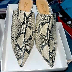 BRAND NEW! Still has the stickers on the bottom! Comes with the box also!